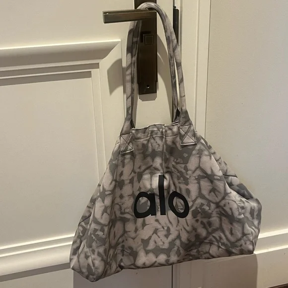 Alo Yoga ICONIC SHOPPER TOTE bag Brand New w tags! carry all purse sealed NEW - Picture 8 of 8